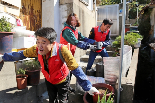 19일 ABL생명 직원들이 서울 노원구 중계본동에 위치한 백사마을에서 독거노인 가구에 연탄을 배달하고 있다.