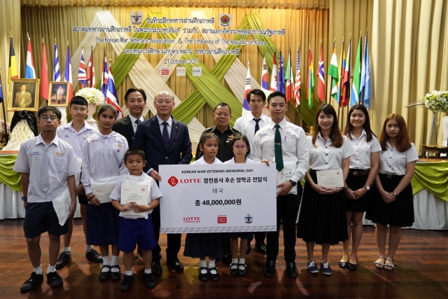 롯데는 21일 태국 방콕에서 현지 초, 중, 고교 및 대학생 100명을 대상으로 장학금 수여식을 진행했다. 왼쪽부터 태국 롯데면세점 박상영 법인장, 롯데장학재단 이정욱 전무, 태국한국전참전협회 반딧 말라이아리손 회장