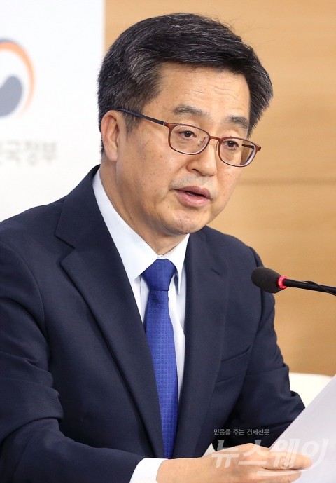 김동연 “종교인 과세, 국회 결정 따른다”