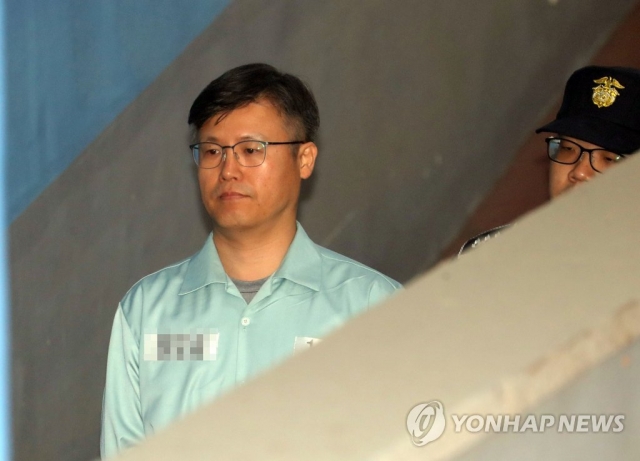 검찰, ‘청와대 문건 유출’ 정호성 징역 2년 6개월 구형