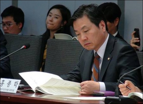 문 대통령의 홍종학 기용은  ‘캠코더’ 인사?