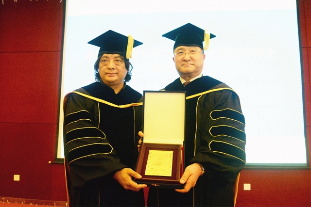 중국 경덕진도자대학 녕강 총장, 원광대 명예 철학박사학위 수득 기사의 사진