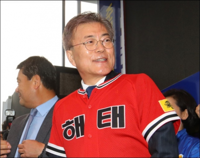 문재인 대통령, 한국시리즈 1차전 ‘시구자’로 마운드 올라