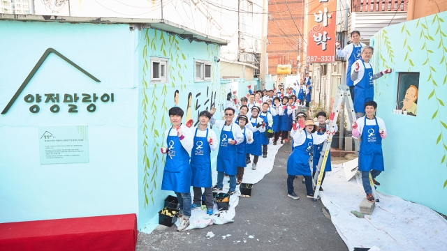 현대차는 11월까지 양정동 버스정류장 주변과 염포동 신전시장에서 동축산 산책로 입구로 이어지는 구간 일대의 낡은 골목 담벼락을 지역의 옛 지명과 상징물 등을 활용한 다양한 주제의 벽화로 꾸밀 계획이다. 사진=현대자동차 제공