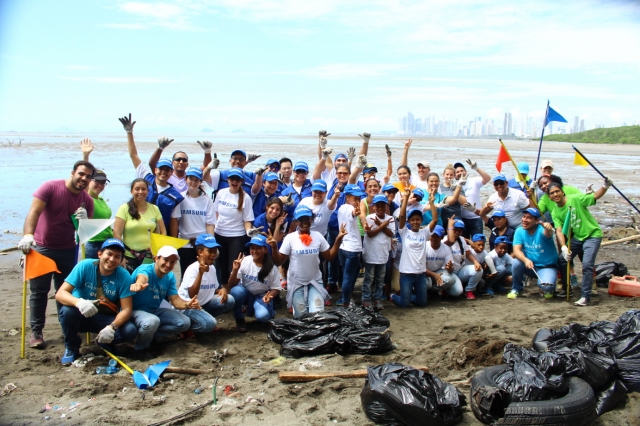 10월7일 삼성전자 파나마법인 임직원들이 말레콘 해변을 찾아 해변 정화 작업을 실시해 400여 봉지 분량의 쓰레기를 수거했다. 사진=삼성전자 제공