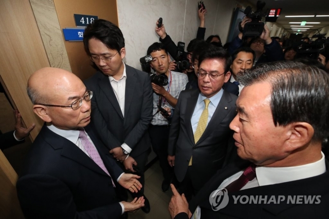 항의하는 자유한국당 의원들. 사진=연합뉴스 제공