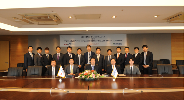 SM그룹 우오현 회장(가운데), 대한해운 김용완 대표이사(오른쪽에서 두 번째), 현대중공업그룹 정기선 전무(왼쪽에서 두 번째) 등 관계자들이 참석해 기념촬영을 하고 있다. 사진=대한해운 제공