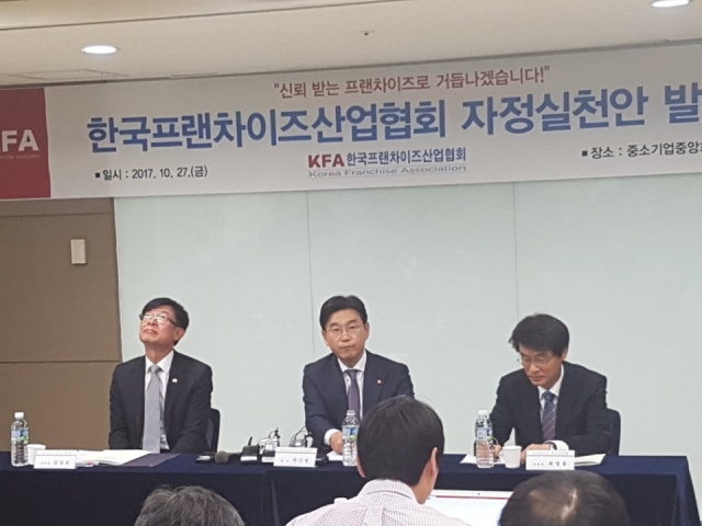 27일 여의도 중소기업중앙회에서 열린 한국프랜차이즈산업협회 기자회견에서 김상조 공정거래위원장(왼쪽)과 박기영 한국프랜차이즈산업협회 회장(가운데)이 질의응답시간을 갖고 있다. 사진= 최홍기 기자