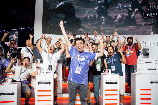 넷마블게임즈(넷마블)는 지난 20일 미국 게임쇼 ‘트위치콘2017’에서 진행한 ‘리니지2 레볼루션(레볼루션) 요새전 방송이 7일 만에 누적 시청자 수 120만 명을 돌파했다고 27일 밝혔다. 사진=넷마블게임즈 제공