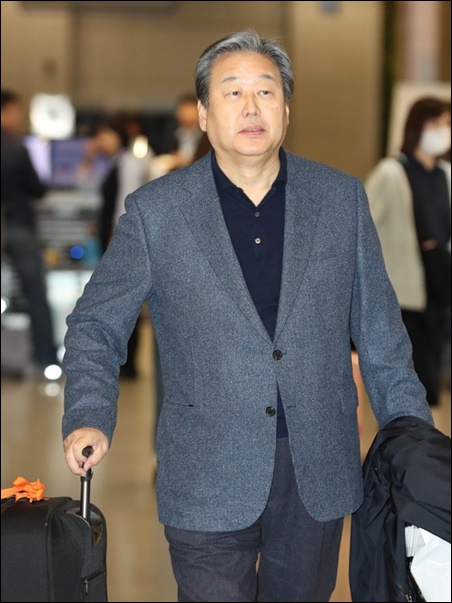 김무성 바른정당 의원이 귀국하는 모습. 사진=연합뉴스 제공