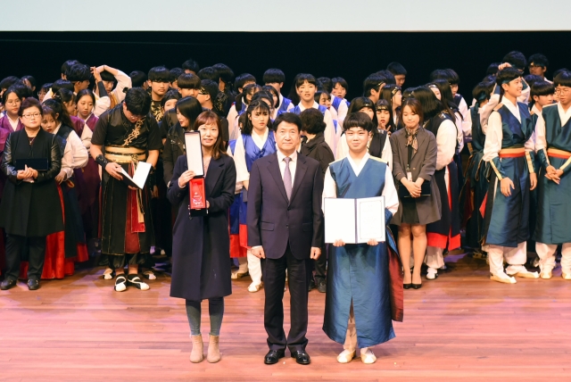 지난 28일 서울 중구 국립극장 하늘극장에서 열린 ‘제6회 사람,사랑 세로토닌 드럼 페스티벌’에 참석한 김창수 삼성생명 사장(가운데)이 대상을 수상한 강원 내면중 학생, 지도교사와 기념촬영을 하고 있다.