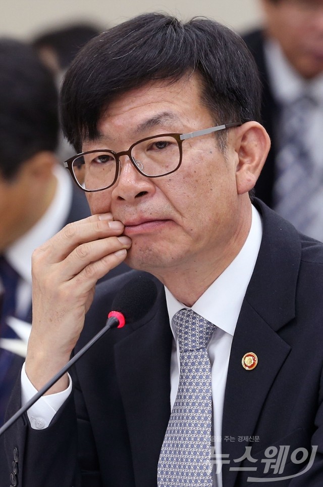 가습기 살균제 TF “사건 처리 잘못”···김상조 “사죄드린다”