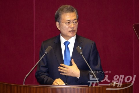 문재인 대통령, 아베 총리 면전서 “일본은 동맹 아냐”