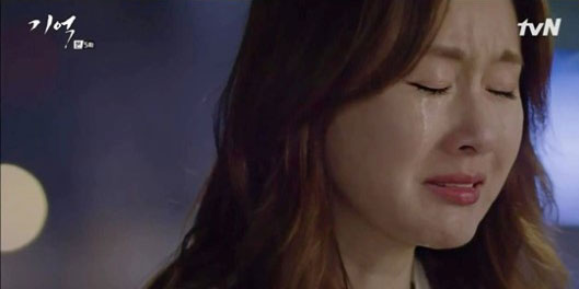 김지수, 故 김주혁 빈소 찾아 하염없이 눈물 흘려. 사진=tvN 기억