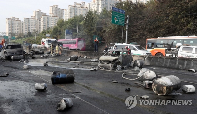 창원-김해 방향 창원터널 앞 유조차 폭발 사고···4명 사망·1명 부상