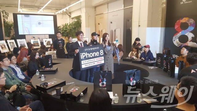 SK텔레콤은 3일 카페 루프트 커피에서 애플의 올 하반기 신작인 ‘아이폰8’ 개통행사를 열었다. 사진=김승민 기자
