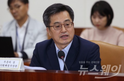 김동연 “고용보험 가입 유도해 일자리 안정자금 지원”