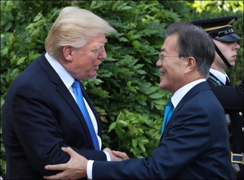 문재인 대통령, 트럼프 대통령과 20분간 통화···北 도발 ‘규탄’