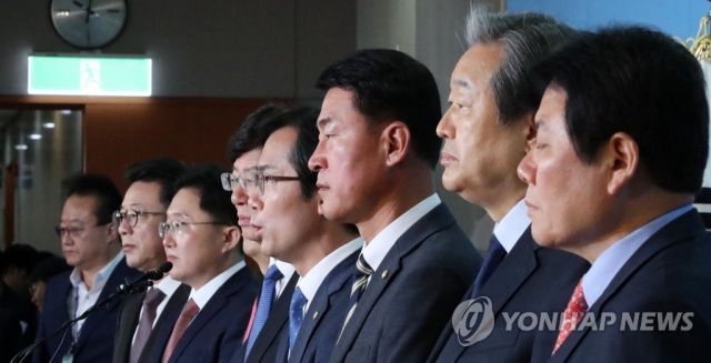김무성 의원 등 바른정당 9명 의원들이 6일 국회에서 탈당선언 기자회견을 진행하고 있다(사진=연합뉴스)