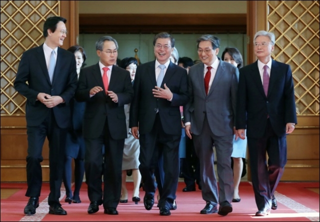 문재인 대통령과 4강대사들이 대화하는 모습. 사진=청와대 제공