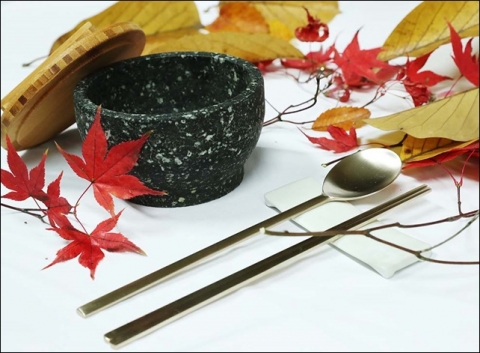 문재인 대통령, 방짜수주에 ‘We go together’ 새겨 선물