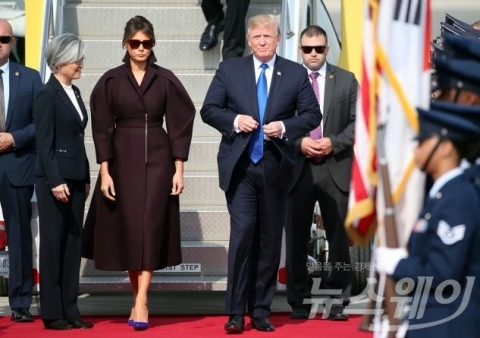 ‘퍼스트레이디’ 멜라니아 여사, ‘깔끔하고 우아한 패션’으로 시선 압도