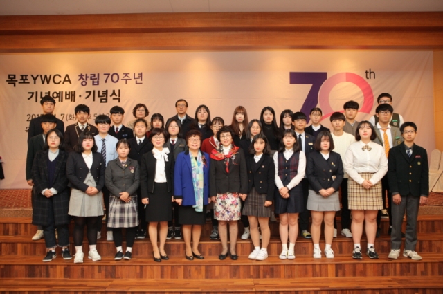 목포YWCA 이혜경 회장이 7일 개최된 ‘창립70주년 기념예배·기념식’에서 학생들에게 장학금을 전달한 뒤 기념촬영하고 있다.