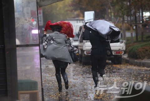 소설(小雪)·수능 예비소집일···곳곳에 비 또는 눈, 미세먼지 ‘나쁨’