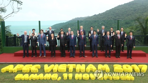 베트남 다낭에서 열린 APEC 정상회의에 참석한 각국 정상들이 11일 기념촬영을 하고 있다. 사진=연합뉴스 제공