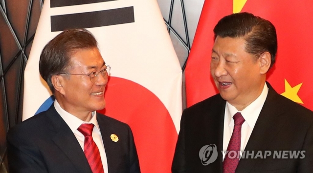 APEC 정상회의 참석 중인 문재인 대통령과 시진핑 중국 국가주석이 11월 11일 오후(현지시간) 베트남 다낭 크라운플라자 호텔에서 열린 정상회담에서 반갑게 미소지으며 악수하고 있다. 사진=연합뉴스 제공