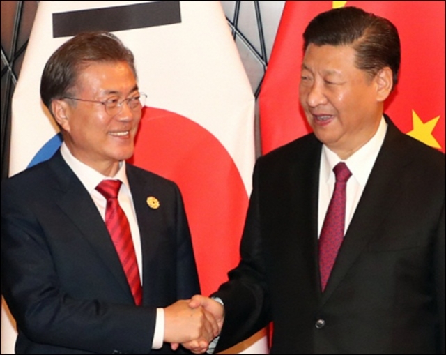 문재인 대통령과 시진핑 중국 국가주석이 악수를 하는 모습. 사진=연합뉴스 제공