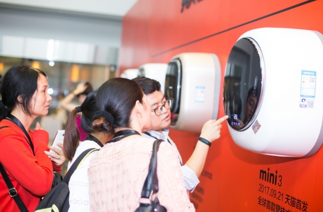 중국 항저우 알리바바 본사 동부대우전자 벽걸이 드럼세탁기 미니 신제품 런칭 행사장에서 소비자들이 제품을 구경하는 모습. 사진=동부대우전자 제공.