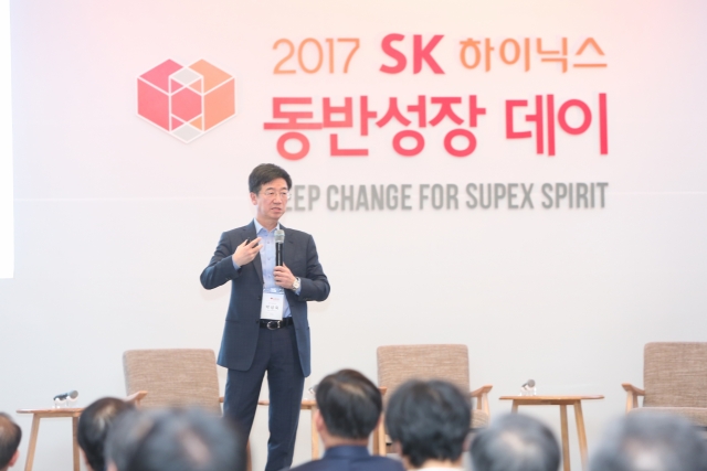 박성욱 SK하이닉스 부회장이 2017 동반성장데이에서 61개 협력사 대표들에게 인사말을 하고 있다. 사진=SK하이닉스 제공