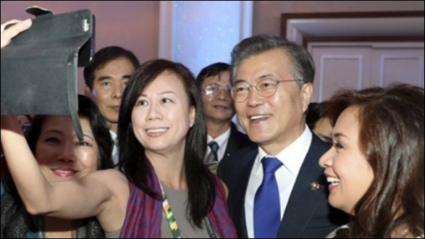 ‘셀카요청’ 직면한 문재인 대통령, 동남아서 인기 실감