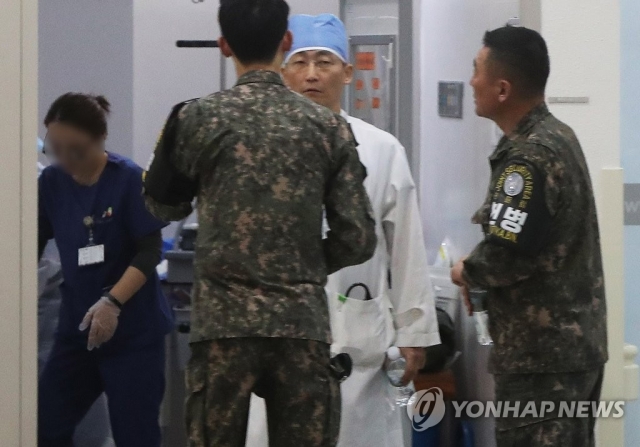 총상 귀순한 북한군 병사의 1차 수술 이후 상태를 설명하는 이국종 아주대학교병원 교수 (사진 = 연합뉴스 제공)