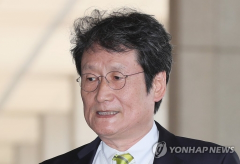 ‘문성근 합성사진 제작’ 국정원 직원, 피해자들에게 사죄