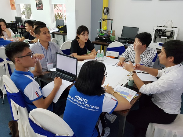 대구대와 베트남 대학생들이 ‘호찌민시 7가지 현안 해결’이란 주제로 팀별 프로젝트 수행을 위해 대화를 나누고 있다.(사진제공=대구대)