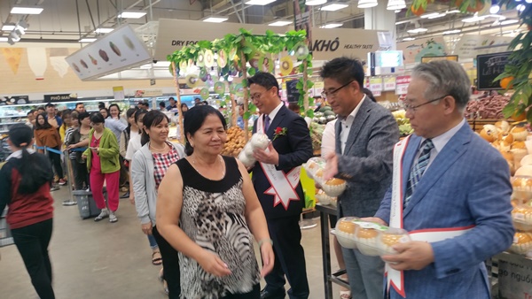 경북도 관계자들이 이마트 매장 쇼핑객들에게 데일리 나눔 행사를 선보였다.(사진제공=경상북도)