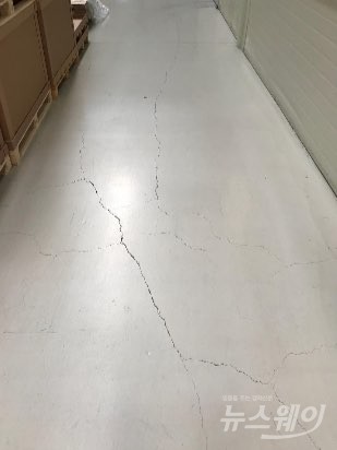  지진에 ‘쫙~’ 갈라진 바닥!