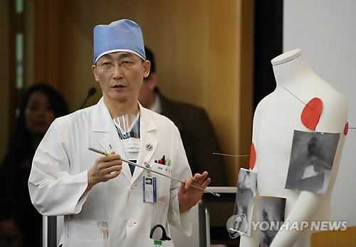 총상을 입고 귀순한 북한 병사 수술 경과를 설명하는 이국종 아주대학교병원 교수 (사진 = 연합뉴스 제공)