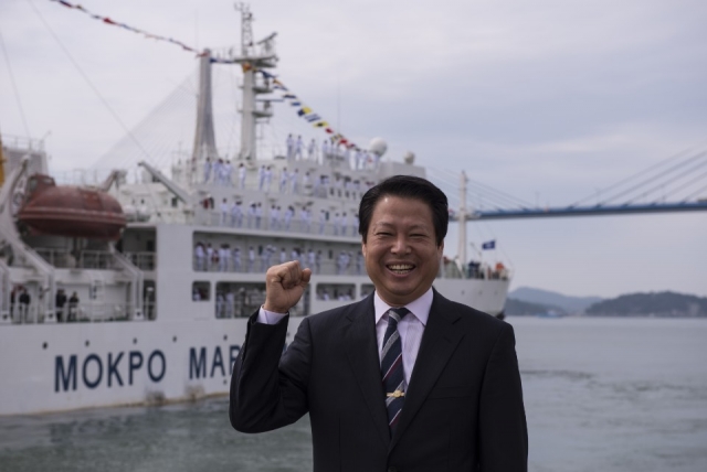 목포해양대학교 박성현 총장이 10월 목포해양대 실습선의 국제항해출항식에 참가해 활짝 웃고 있다.
