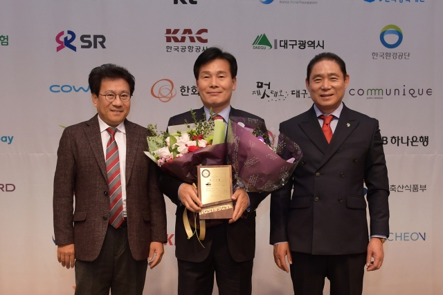 여수시가 15일 ‘2017년 대한민국 인터넷소통대상’ 공공부문 종합대상을 수상하고 있다.