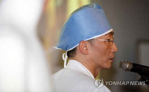 ‘총상 귀순’ 북한 병사, 신체 활력 안정···“안심할 단계는 아냐”