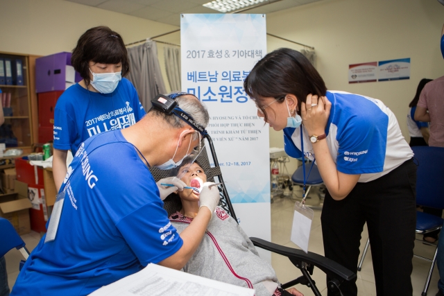 효성 미소원정대는 시설 부족, 경제적 어려움으로 의료 혜택을 누리지 못하는 베트남 주민들에게 의료 서비스를 제공하고 교육을 통한 질병의 예방에도 앞장서 해외사업장의 지역사회 발전에 기여하는데 그 의의가 있다. 사진=효성 제공