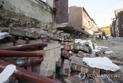 지진으로 피해를 입은 포항 다세대 주택 (사진 = 연합뉴스 제공)