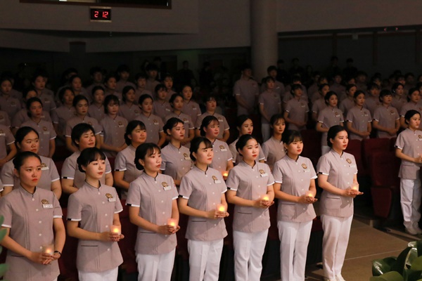 경일대 도서관 강당에서 간호대 학생들이 ‘제7회 나이팅게일 선서식’을 개최하고 있다.(사진제공=경일대)