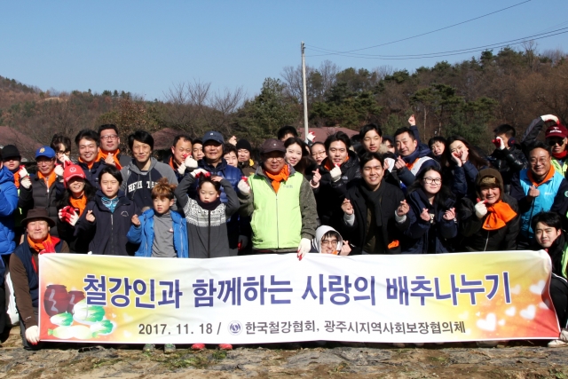 철강협회는 18일 경기도 광주 퇴촌면에서 송재빈 상근 부회장 등 10개 철강업체 70여명의 임직원이 참석한 가운데 사랑의 배추 2000포기를 직접 수확해 나눔의 집 등 사회복지단체 20여 곳에 전달했다. 사진=철강협회 제공