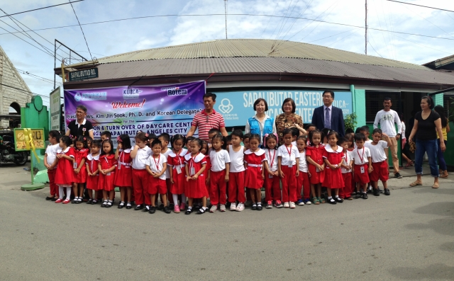 17일(현지시간) 필리핀 앙헬레스 사방가토바랑가이 아동센터에서 열린 아동센터 및 직업학교 증축식에서 현지 아이들이 기념촬영을 하고 있다. 사진=현대로템 제공