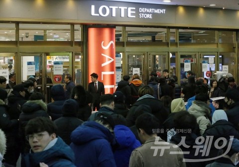 평창 롱패딩 인기 ‘고공행진’··· ‘추가생산’ 청와대 청원까지