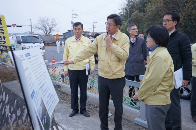 전영재 순천 부시장이 22일 순천만습지 AI방역초소에서 김은경 환경부장관에게 브리핑을 하고 있다.